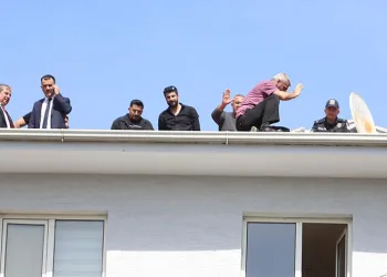 BUSKİ’nin çatısına çıkan şahıs, sonunda ikna edildi