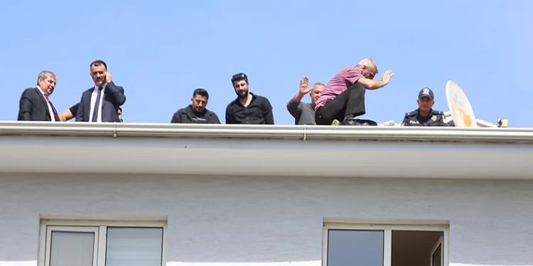BUSKİ’nin çatısına çıkan şahıs, sonunda ikna edildi