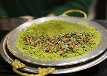 Gıda boyalı fıstıklı tatlılara dikkat