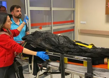 İki otomobil kavşakta çarpıştı