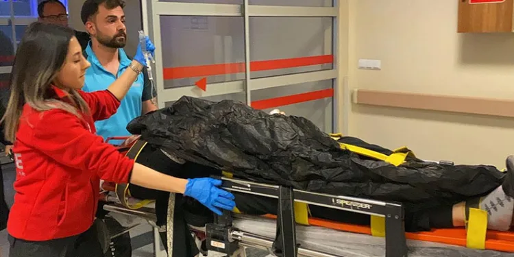 İki otomobil kavşakta çarpıştı