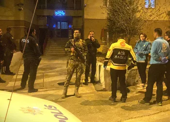 Aranan şahıs ailesini rehin aldı