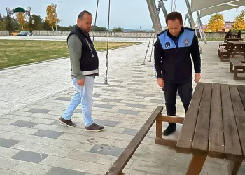 Oturma banklarını yaktılar