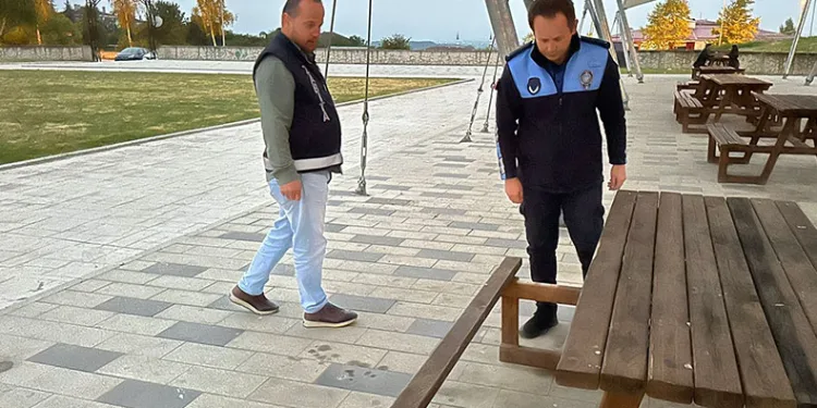 Oturma banklarını yaktılar