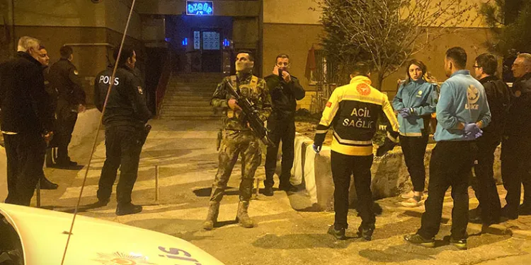 Aranan şahıs ailesini rehin aldı