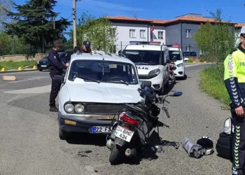 Otomobil ile motosiklet çarpıştı