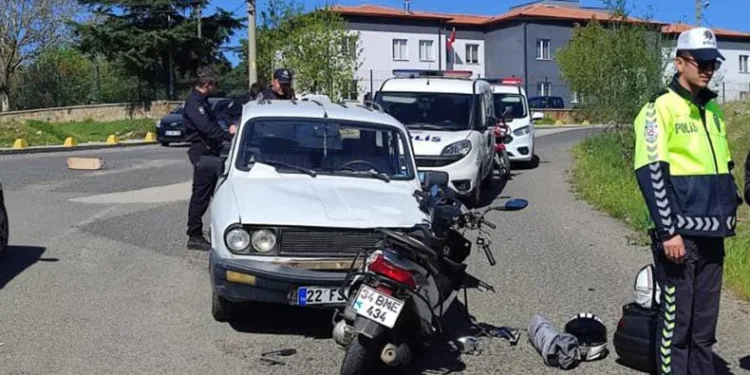 Otomobil ile motosiklet çarpıştı