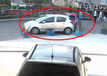 Geri viteste unuttuğu aracıyla kaza yaptı