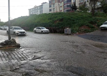 Tekirdağ’da şiddetli yağış sokakları dereye çevirdi