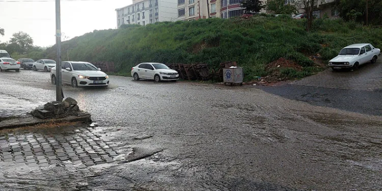 Tekirdağ’da şiddetli yağış sokakları dereye çevirdi