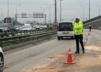 Yakıt deposu delinen tır, şehri birbirine kattı
