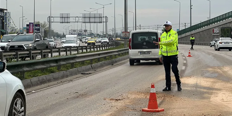 Yakıt deposu delinen tır, şehri birbirine kattı