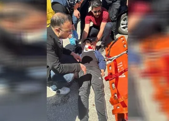 Otomobil yaya geçidinde çocuğa çarptı