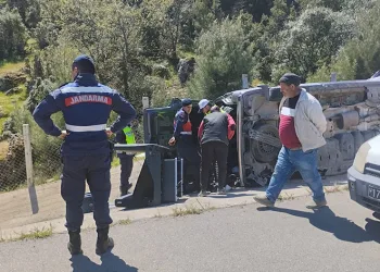 Ayvacık’ta panelvan araç devrildi