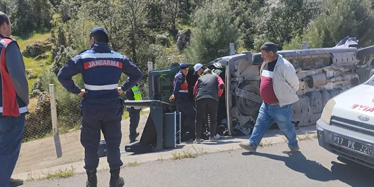 Ayvacık’ta panelvan araç devrildi