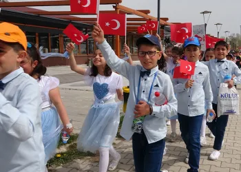 400 öğrenci yürüyüş yapıp sahilde kitap okudu