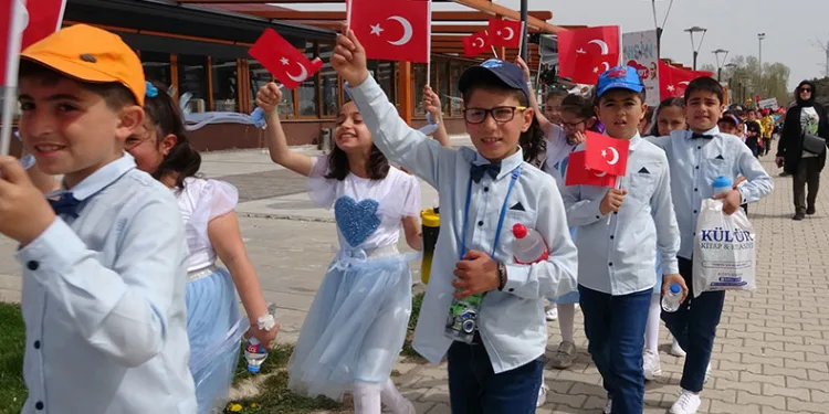 400 öğrenci yürüyüş yapıp sahilde kitap okudu