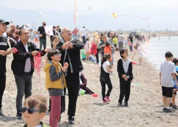 Edremit sahilleri uçurtma ile renklendi