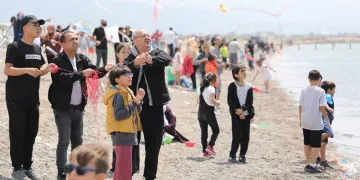 Edremit sahilleri uçurtma ile renklendi