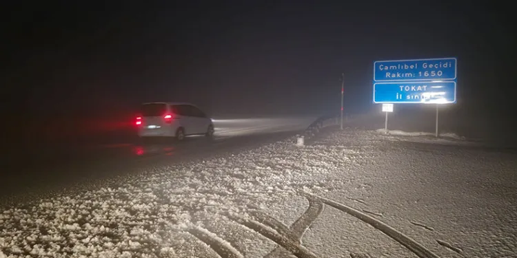 Nisan yağmuru beklenirken kar sürprizi