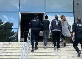 Pazarda yankesicilik yapan kadınlar yakalandı