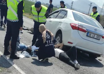 Otomobiller kafa kafaya çarpıştı