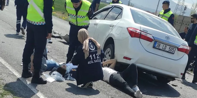 Otomobiller kafa kafaya çarpıştı