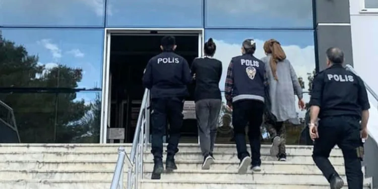 Pazarda yankesicilik yapan kadınlar yakalandı