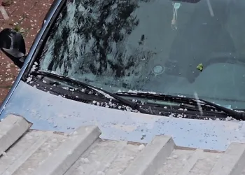 Bandırma’da şiddetli rüzgar ve dolu yağışı etkili oldu