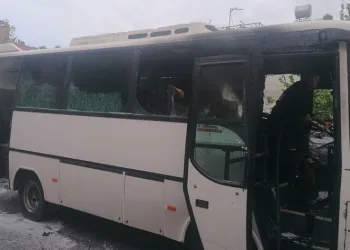 Tarsus’ta servis aracı yandı