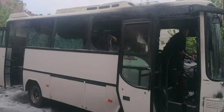 Tarsus’ta servis aracı yandı