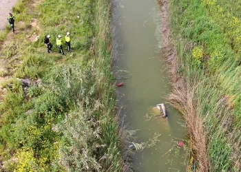 Hatay’da otomobil dereye uçtu