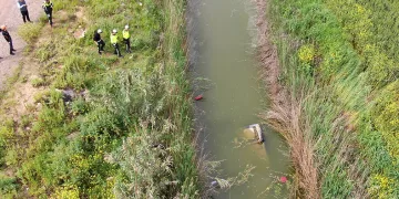 Hatay’da otomobil dereye uçtu