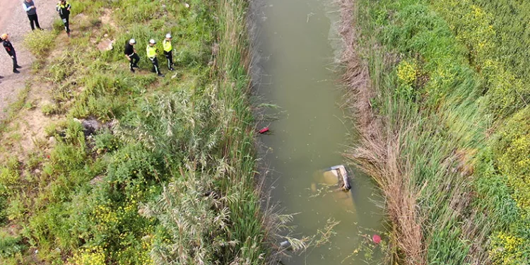 Hatay’da otomobil dereye uçtu