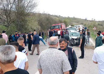 Kafa kafaya çarpıştılar: 8 yaralı
