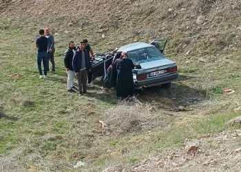 Vatandaş yola, araç tarlaya savruldu