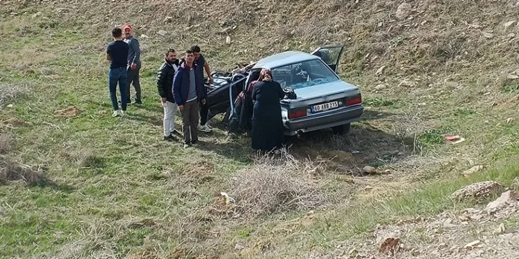 Vatandaş yola, araç tarlaya savruldu