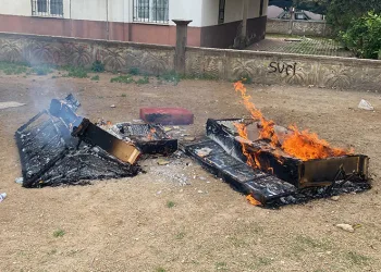 Park içerisindeki koltukları ateşe verdiler