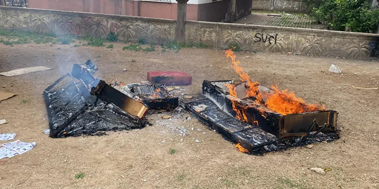 Park içerisindeki koltukları ateşe verdiler