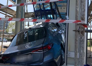 Uykuya dalan sürücü üst geçit asansörüne çarptı