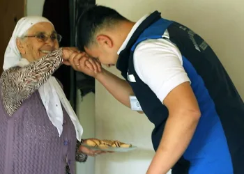 Büyükşehir kırsaldaki çınarların yanında