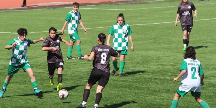 Ağrı’da Aile ve Sosyal Politikalar Kız Futbol Takımı 76 Iğdır Spor’u yendi