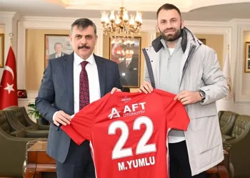Mustafa Yumlu’dan Erzurum Valisi Mustafa Çiftçi’ye forma