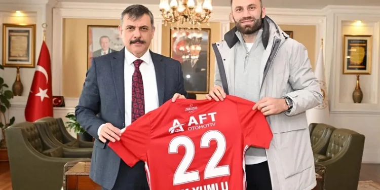 Mustafa Yumlu’dan Erzurum Valisi Mustafa Çiftçi’ye forma