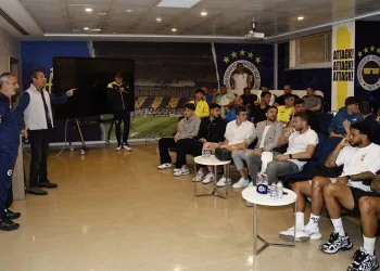 Fenerbahçe’de Başkan Ali Koç ve yönetim kurulu, futbol takımıyla bir araya geldi
