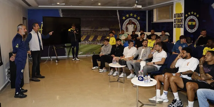 Fenerbahçe’de Başkan Ali Koç ve yönetim kurulu, futbol takımıyla bir araya geldi