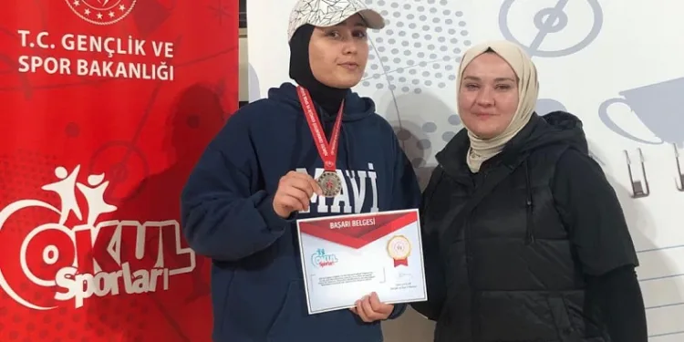 Başarılı sporcu gümüş madalyası ile döndü