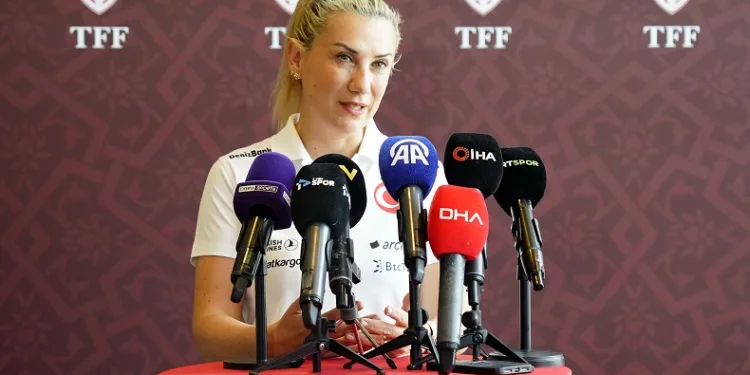 Necla Güngör Kıragası: “Kadın futbolunun gelişmesi için özveriyle çalışan oyuncularımız var”
