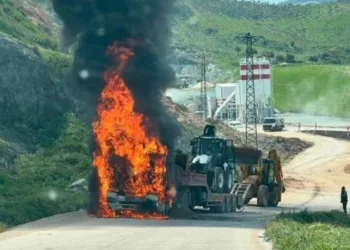 İş makinesi yüklü tır alevlere teslim oldu