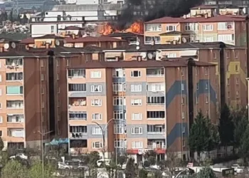 7 katlı apartmanın çatısı alev alev yandı